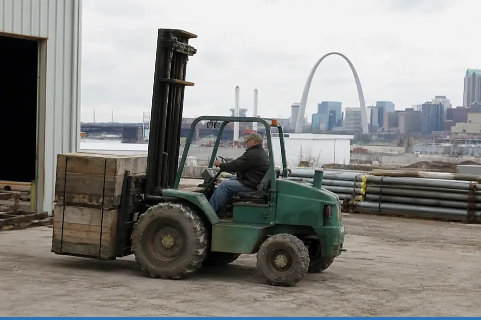 St. Louis forklift dealers and material handling equipment