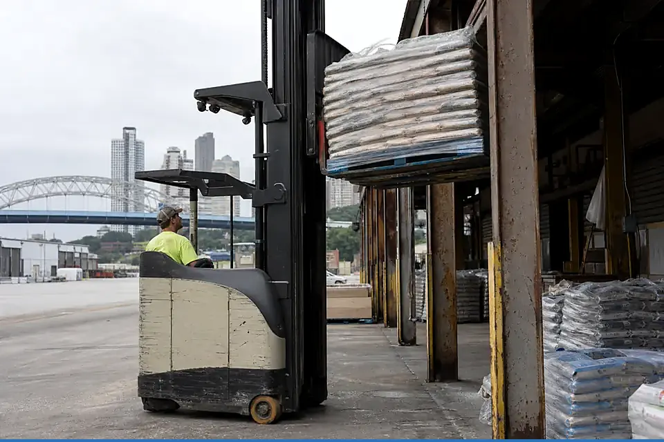 Milwaukee forklift dealers and material handling equipment